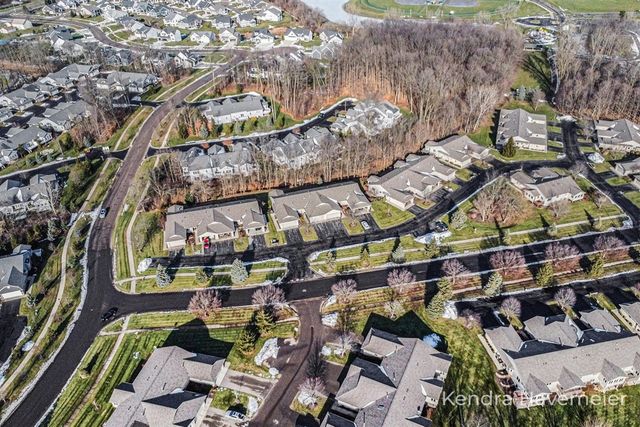 2177 Creekside Drive 39, Byron Center, MI 49315
