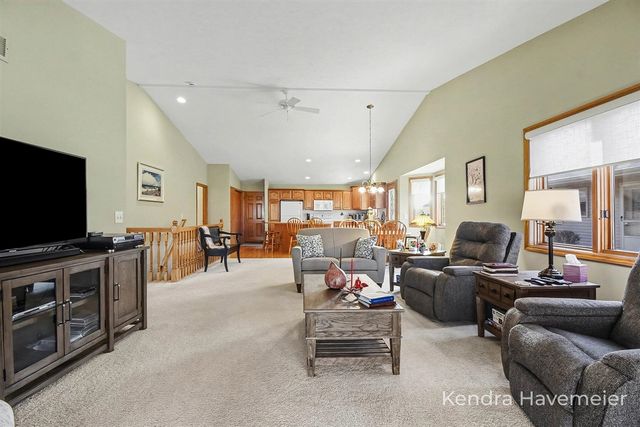 2177 Creekside Drive 39, Byron Center, MI 49315
