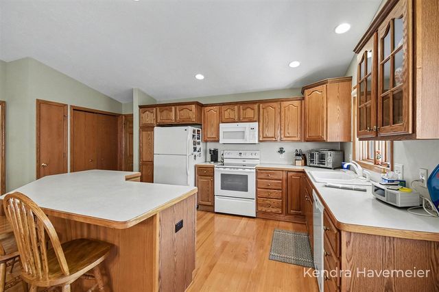 2177 Creekside Drive 39, Byron Center, MI 49315