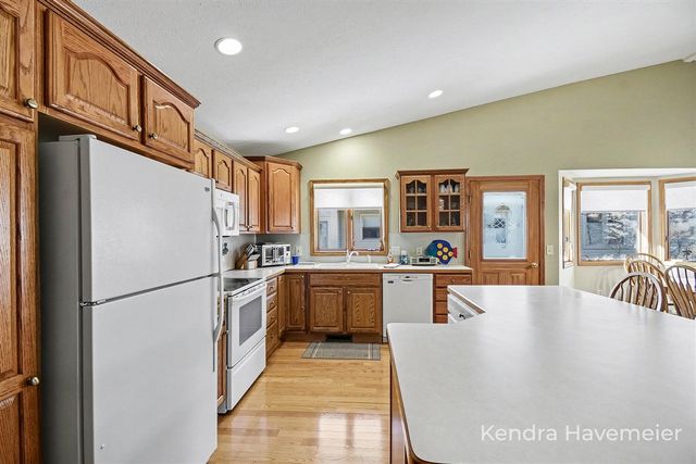 2177 Creekside Drive 39, Byron Center, MI 49315