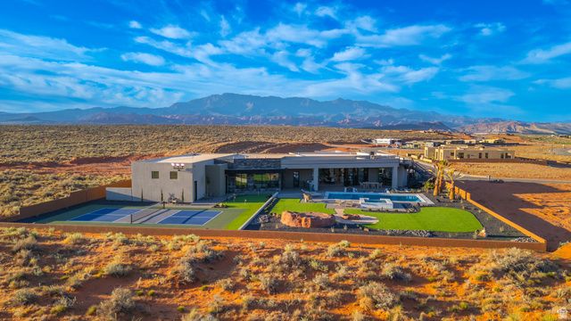 5657 W SCATTERED STARS WAY, Hurricane, UT 84737