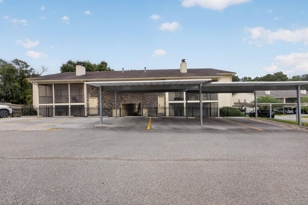 202 PARK DEVILLE PL, Columbia, MO 65203