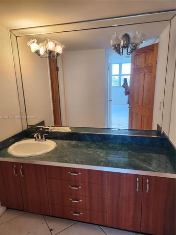 2841 NE 163rd St 815, North Miami Beach, FL 33160