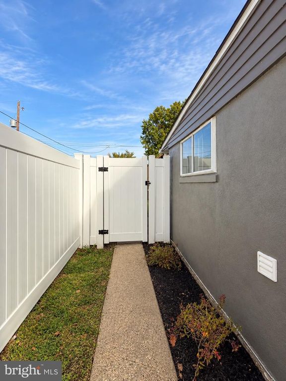46 NEWBERRY LN, LEVITTOWN, PA 19054 — photo 3