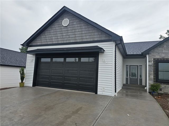 814 S Tenth St, New Stanton, PA 15697