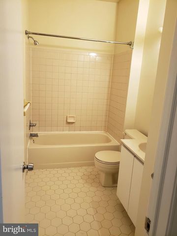 307 Arch St Apt 2A, Philadelphia, PA 19106