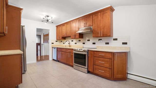 22 Marshall Lane, Westbury, NY 11590