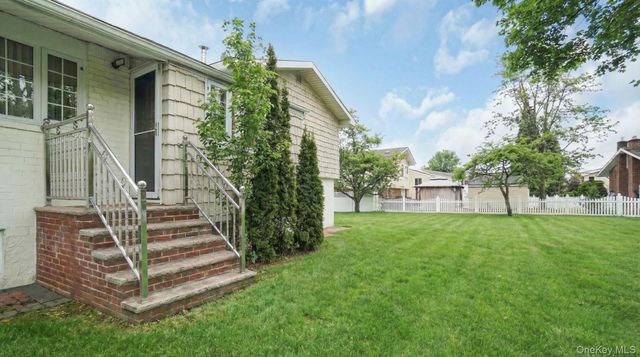 22 Marshall Lane, Westbury, NY 11590