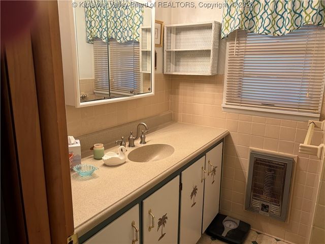 709 S Ritchie Avenue, Ravenswood, WV 26164