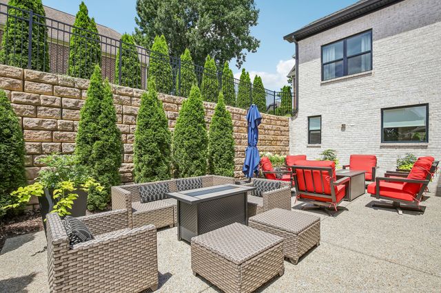 2033 Blackstone Dr, Hendersonville, TN 37075