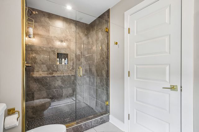 2033 Blackstone Dr, Hendersonville, TN 37075