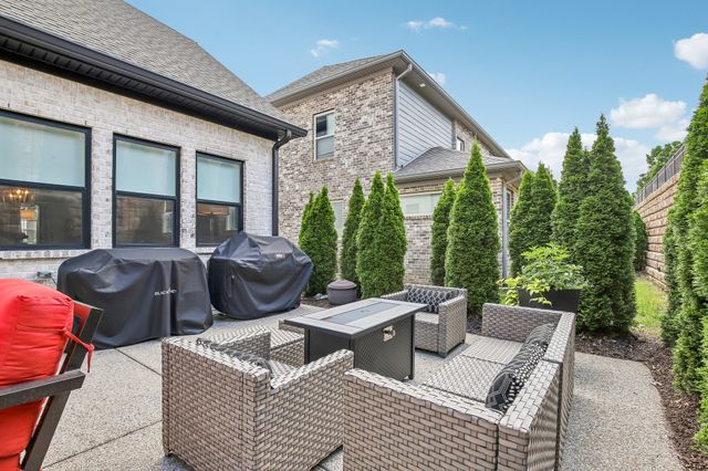 2033 Blackstone Dr, Hendersonville, TN 37075