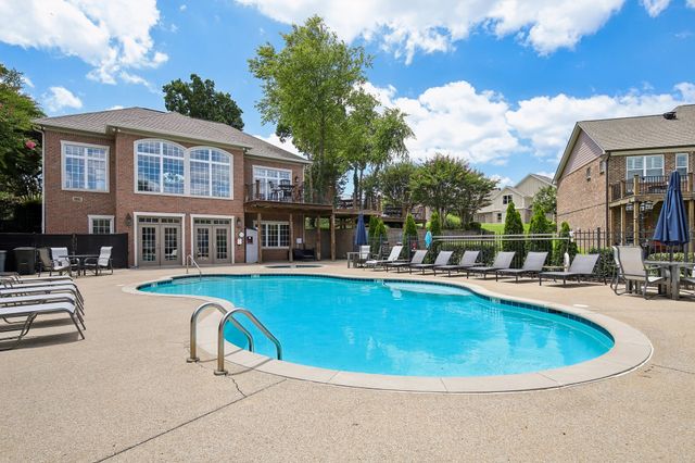 2033 Blackstone Dr, Hendersonville, TN 37075