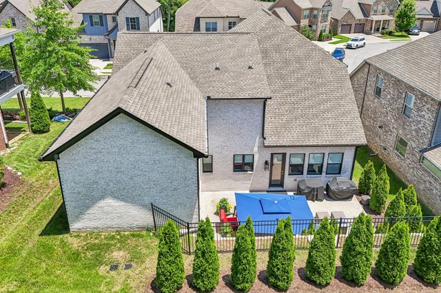 2033 Blackstone Dr, Hendersonville, TN 37075