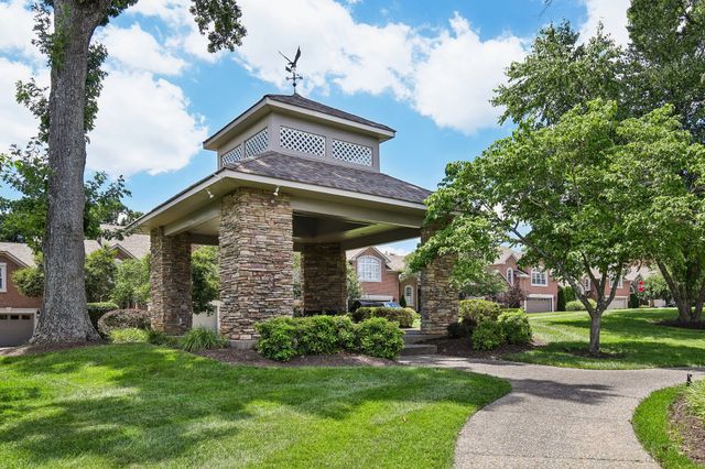 2033 Blackstone Dr, Hendersonville, TN 37075