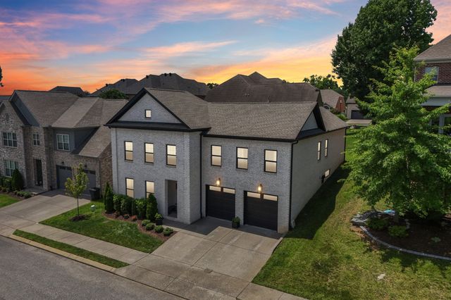 2033 Blackstone Dr, Hendersonville, TN 37075