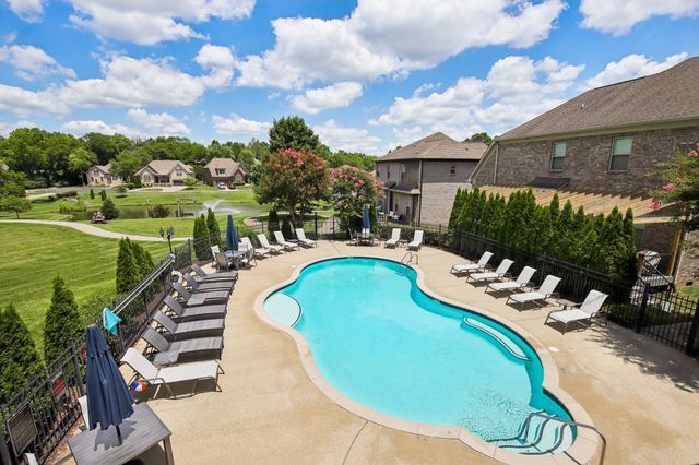 2033 Blackstone Dr, Hendersonville, TN 37075