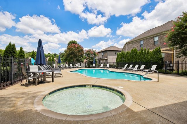 2033 Blackstone Dr, Hendersonville, TN 37075