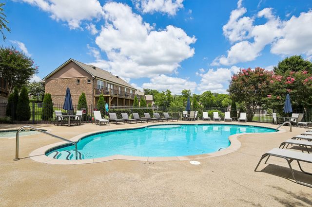 2033 Blackstone Dr, Hendersonville, TN 37075