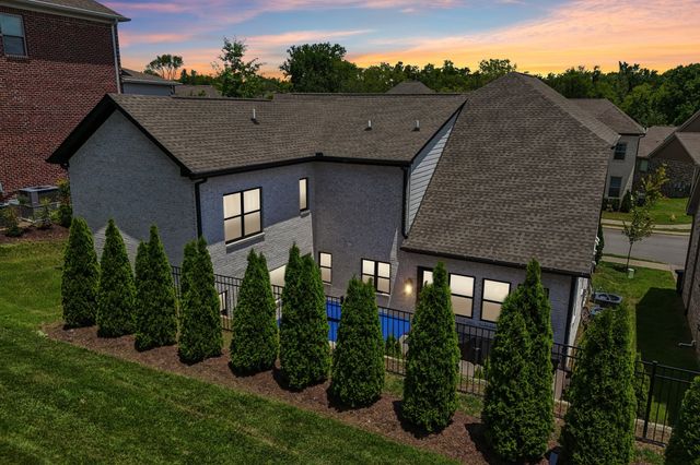 2033 Blackstone Dr, Hendersonville, TN 37075