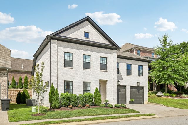 2033 Blackstone Dr, Hendersonville, TN 37075