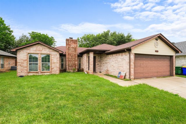 6117 Courtside Drive, Watauga, TX 76148