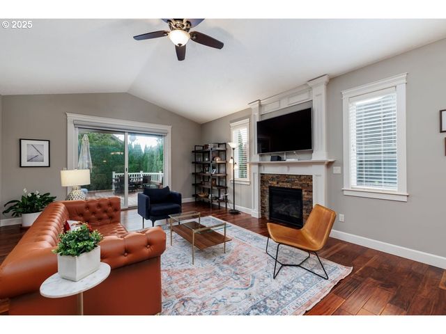 1586 MERIDIAN Dr, Woodburn, OR 97071