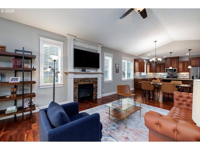 1586 MERIDIAN Dr, Woodburn, OR 97071