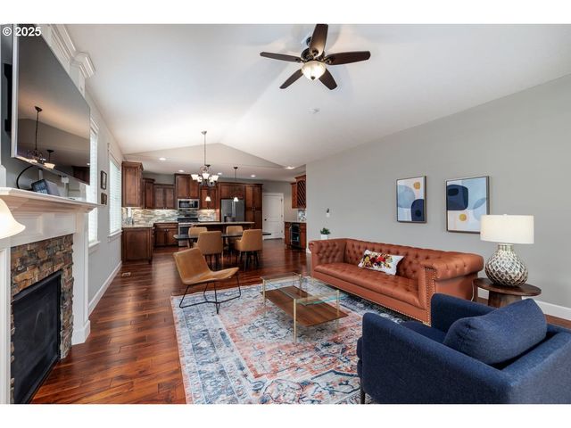 1586 MERIDIAN Dr, Woodburn, OR 97071