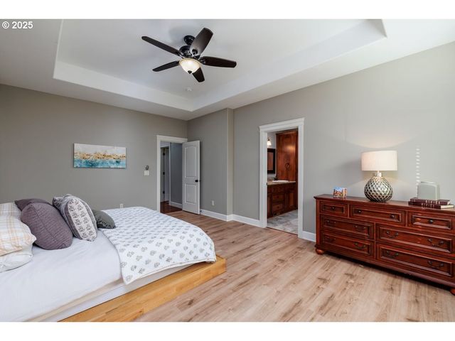 1586 MERIDIAN Dr, Woodburn, OR 97071