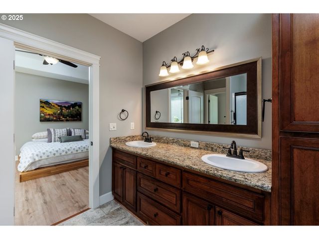 1586 MERIDIAN Dr, Woodburn, OR 97071