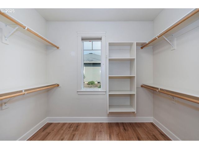 1586 MERIDIAN Dr, Woodburn, OR 97071