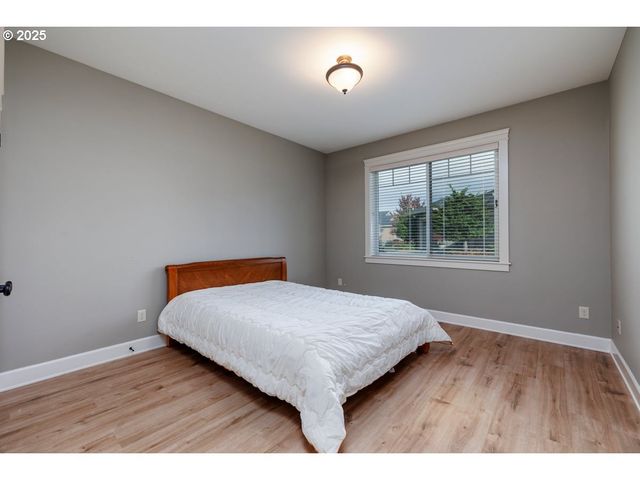 1586 MERIDIAN Dr, Woodburn, OR 97071