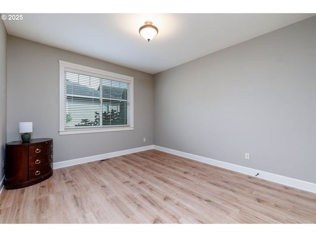 1586 MERIDIAN Dr, Woodburn, OR 97071