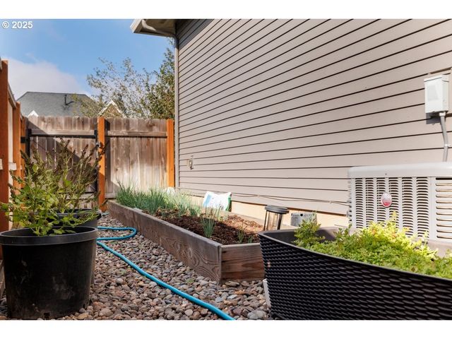 1586 MERIDIAN Dr, Woodburn, OR 97071