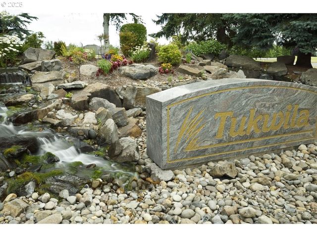 1586 MERIDIAN Dr, Woodburn, OR 97071