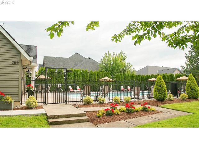 1586 MERIDIAN Dr, Woodburn, OR 97071