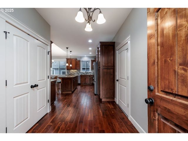 1586 MERIDIAN Dr, Woodburn, OR 97071