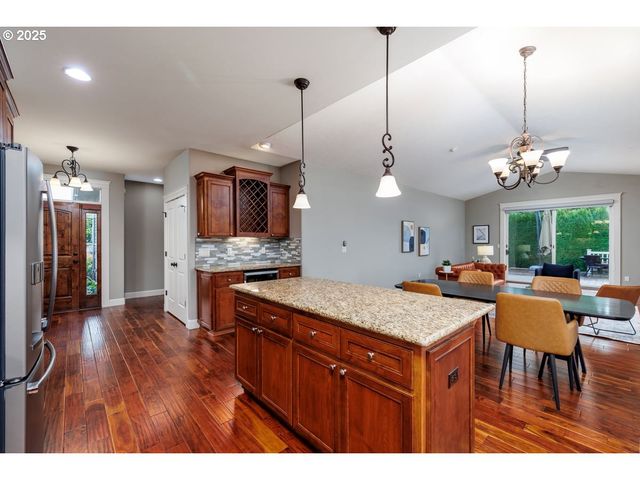 1586 MERIDIAN Dr, Woodburn, OR 97071