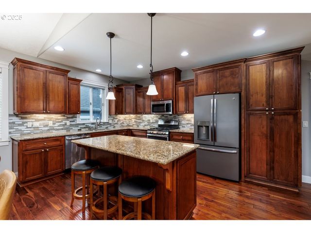 1586 MERIDIAN Dr, Woodburn, OR 97071