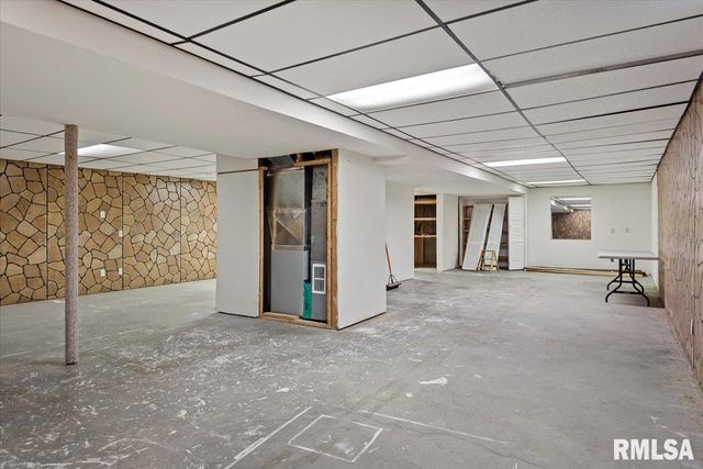 3113 Autumn Wood Drive, Springfield, IL 62704