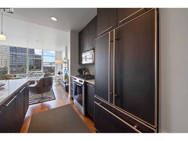 949 Nw OVERTON St 608, Portland, OR 97209