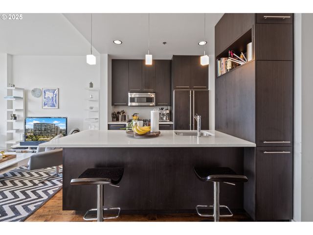 949 Nw OVERTON St 608, Portland, OR 97209