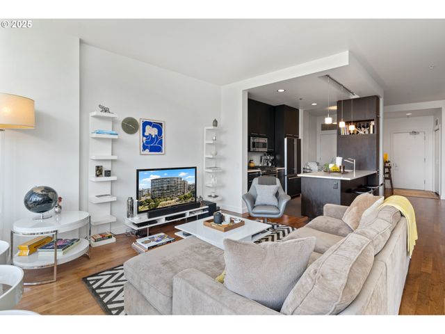 949 Nw OVERTON St 608, Portland, OR 97209