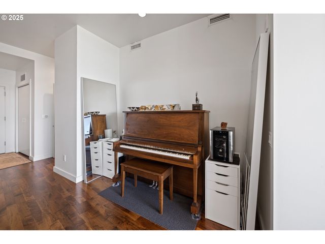 949 Nw OVERTON St 608, Portland, OR 97209