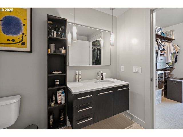 949 Nw OVERTON St 608, Portland, OR 97209