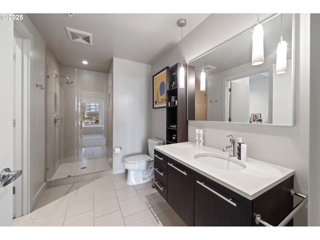 949 Nw OVERTON St 608, Portland, OR 97209