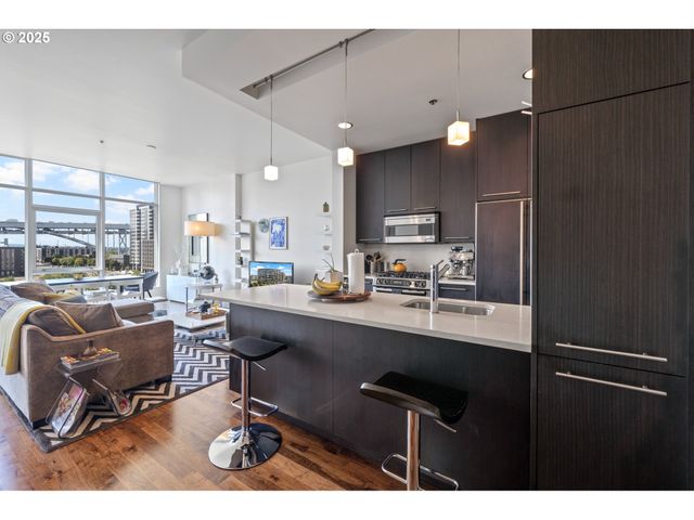 949 Nw OVERTON St 608, Portland, OR 97209