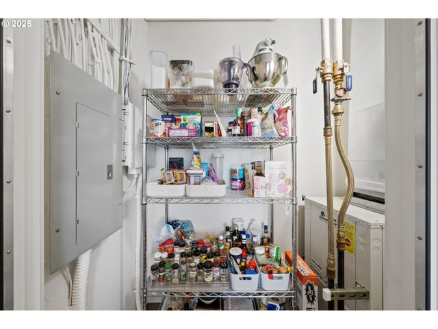 949 Nw OVERTON St 608, Portland, OR 97209