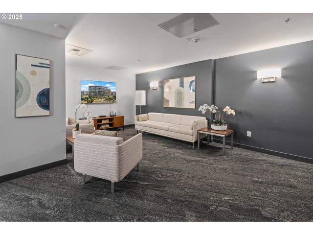 949 Nw OVERTON St 608, Portland, OR 97209